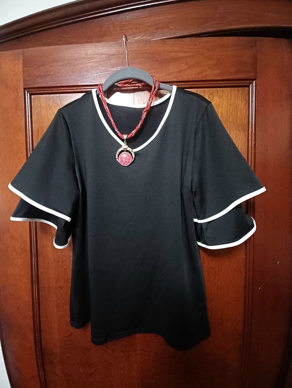ELEGANT BLACK FLUTTER SLEEVE TOP W/WHITE PIPING-(NWOT)